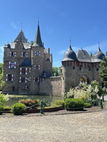 回到 Burg Satzvey 的童話城堡 🏰💫