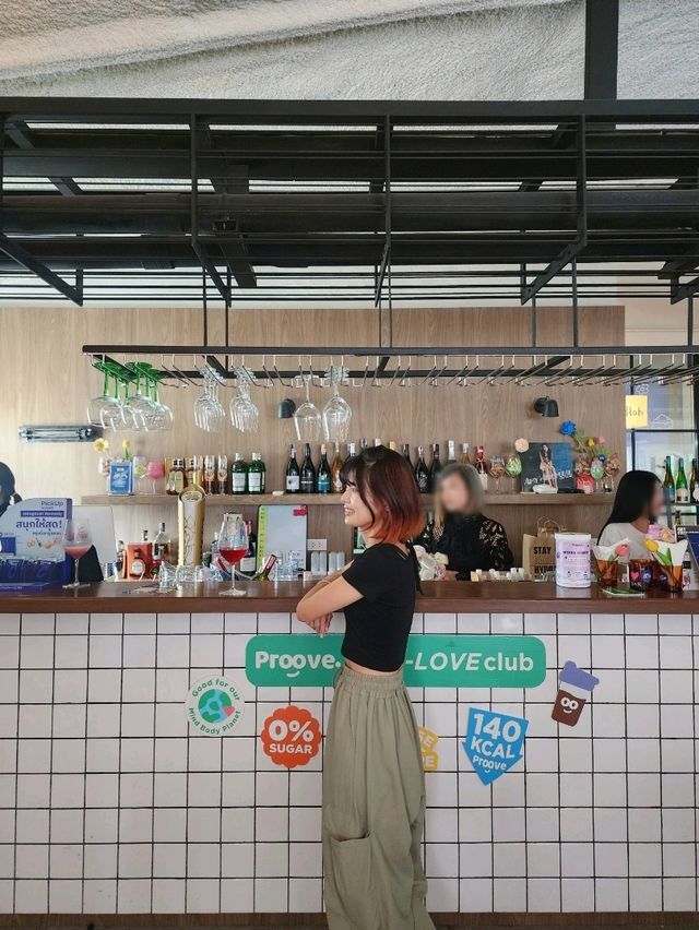 【バンコク🇹🇭】ワイングラスにペイント🖌️お洒落なBar