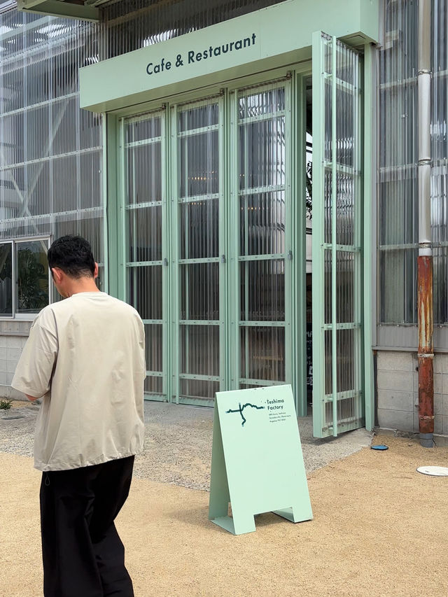 A Cafe Teshima คาเฟ่สไตล์โรงงานบนเกาะเทชิมะ