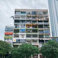 คาเฟ่ในตึกใหญ่ย่านโฮจิมินห์ The Cafe Apartments