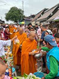  “ตักบาตรเช้าริมสะพานมอญ – วิถีมอญแบบเนิบช้าแต่เต็