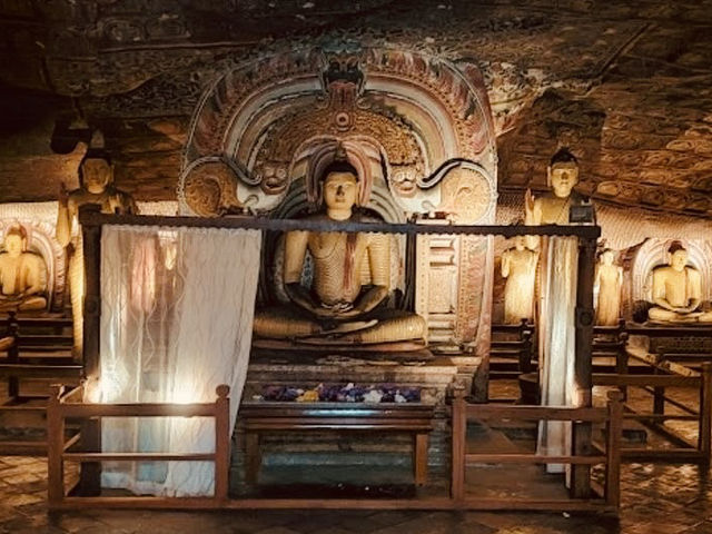 🏯✨ *Temple of the Sacred Tooth Relic (Sri Dalada Maligawa): Kandy’s Holiest Buddhist Shrine* 🦷🌸