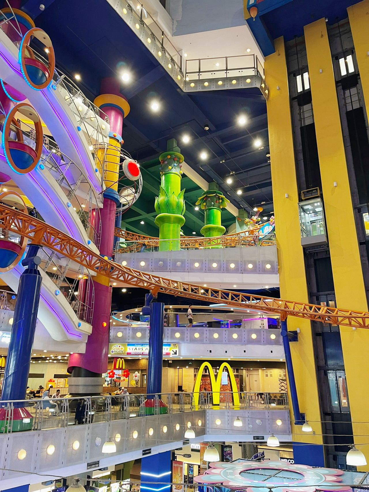 Tiba-tiba muncul di tengah-tengah Kuala Lumpur adalah taman hiburan dalam ruangan raksasa, "Berjaya Times Square Theme Park"! Surga ini, yang menempati seluruh lantai 5 hingga 8 mal, pasti akan menggembirakan baik anak-anak maupun orang dewasa. Pemandangan roller coaster yang mendebarkan melaju melalui mal sangat spektakuler, dan roda Ferris serta permainan arcade juga tersedia lengkap! Direkomendasikan untuk pasangan dan keluarga. Anda dapat bermain sepuasnya bahkan di hari hujan, sehingga jadwal Anda bebas dari kekhawatiran. Sensasi dan kegembiraan ini harus ditambahkan ke rute perjalanan bebas Anda! Buat petualangan tak terlupakan di sini. Liburan Anda berikutnya sudah diputuskan!