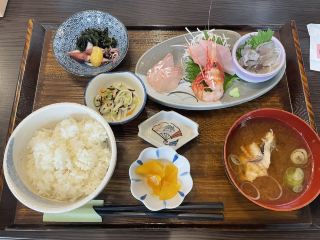 【우오즈마루 식당(우오즈마루 쇼쿠도)｜도야마·우오즈시 “어항의 바로 옆! 현지의 생선을 호쾌하게 맛볼 수 있는 해물 식당”】