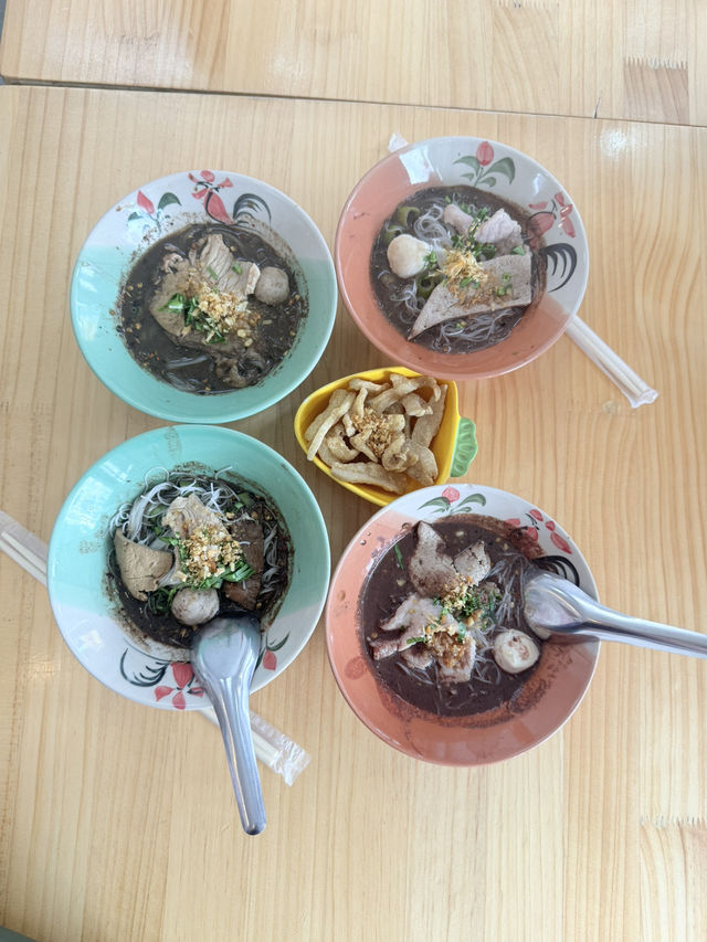 ก๋วยเตี๋ยวเรือ ป.ประทีป ปตท. บรม 97 อร่อยราคาดี