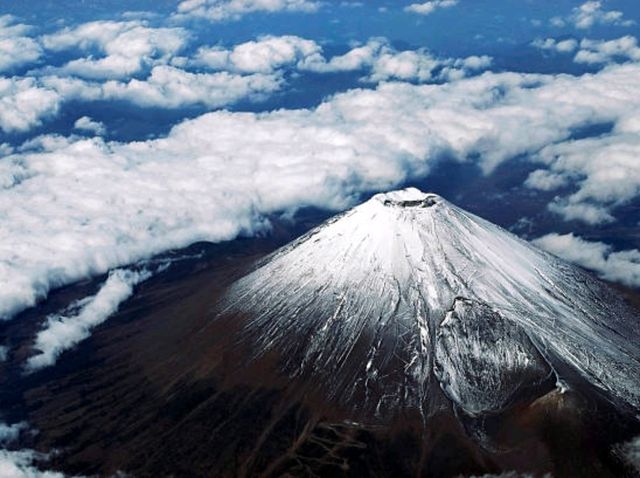 🏔️ 후지산: 일본의 상징적인 산에서 만나는 자연의 경이로움