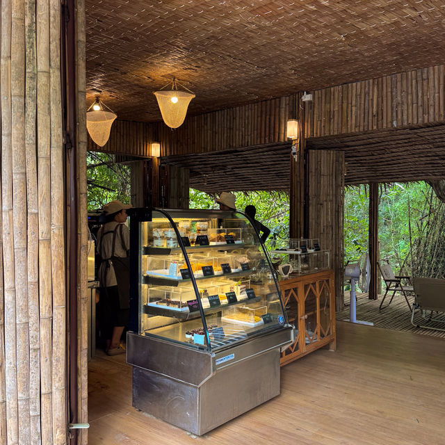 คาเฟ่ริมน้ำสุดชิล บรรยากาศดีสุดฮีลใจ #สวนผึ้ง 🥤🍃 คาเฟ่ริมน้ำสุดชิล บรรยากาศดีสุดฮีลใจ #สวนผึ้ง 🥤🍃