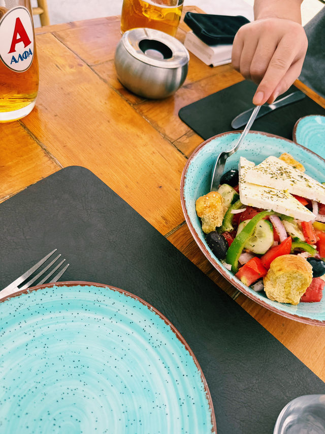 산토리니 여행가이드: 필수 음식 수블라키와 그릭샐러드 맛보기 🍢🥗💙