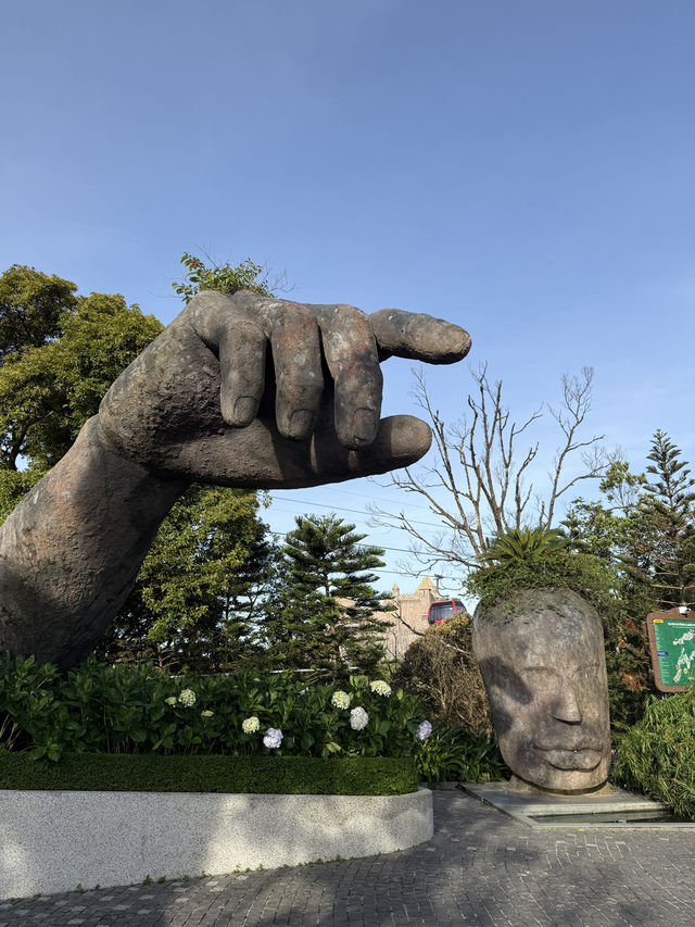 สะพานมือยักษ์ Golden Bridge