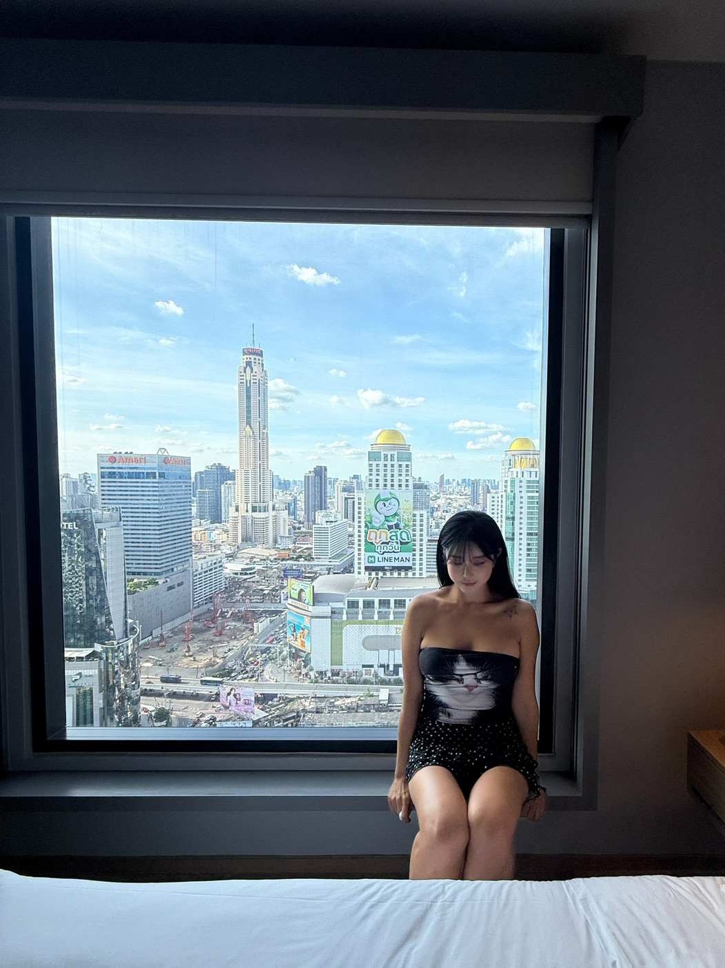 Terletak di jantung distrik Siam dan Sukhumvit di Bangkok, Moxy Hotel Bangkok, merek gaya hidup di bawah naungan Marriott, populer di kalangan wisatawan karena harganya yang terjangkau dan interiornya yang bergaya. Lobi dan lounge-nya menggabungkan kafe, bar, dan lounge bersama, menawarkan suasana yang santai dan semarak. Para tamu juga dapat menikmati pengalaman unik check-in di bar, alih-alih di konter check-in.

🛏 Fitur Kamar
• Interior minimalis namun canggih, dilengkapi TV yang terpasang di dinding, Wi-Fi berkecepatan tinggi, dan tempat penyimpanan yang praktis.
• Tersedia kamar Deluxe, Twin, dan Queen, ideal untuk pelancong solo, bersama teman, dan pasangan.
• Fasilitas fungsional meliputi meja besar, port USB, dan kamar mandi yang luas.

🏙 Ruang & Fasilitas Bersama
• Pusat kebugaran 24 jam dan laundry koin tersedia.
• Lounge lobi merupakan ruang serbaguna untuk bekerja, bersantai, dan bersosialisasi, yang berfungsi sebagai kafe di siang hari dan bar di malam hari.
• Meskipun tidak ada lounge di atap, tersedia tempat duduk di dekat jendela dengan pemandangan kota dan area lounge bersama.

🍳 Bersantap & Layanan
• Sarapan disajikan secara prasmanan, dengan beragam pilihan kopi dan makanan ringan.
• Camilan dan minuman tersedia untuk dibeli di pojok Grab&Go 24 jam.
• Anggota Marriott Bonvoy dapat mengumpulkan dan menukarkan poin dengan berbagai keuntungan.

🚆 Lokasi & Aksesibilitas
• Dekat dengan stasiun BTS Skytrain, menyediakan akses mudah ke pusat perbelanjaan besar seperti Siam, Asoke, dan Sukhumvit.
• Akses mudah ke tempat wisata, pusat perbelanjaan, dan tempat makan seperti MBK, Siam Center, Terminal 21, dan Ikamai.

✔️ Singkatnya, Moxy Hotel Bangkok adalah hotel gaya hidup yang memadukan interior trendi, suasana santai, harga terjangkau, dan transportasi yang nyaman. Akomodasi terjangkau di Bangkok ini sangat direkomendasikan bagi wisatawan muda, pasangan, dan teman yang mencari pengalaman menginap yang semarak di kota ini. #Dukungan Perjalanan September

#MoxyHotelBangkok #MoxyBangkok #MarriottHotel #BangkokAccommodation #BangkokHotelRecommendation #BangkokValueHotel #BangkokHotPlaces #LifestyleHotel #BangkokTravel #BangkokCentralAccommodation #BangkokSiamHotel #BangkokSukhumvitHotel #TrendyHotel #BangkokFamilyTravel #BangkokCoupleTravel #BangkokHotSpots #HotelLounge #BangkokBarHotel #HotelBarInstagram #BangkokFitness #RekomendasiHotel #BangkokIndependentTravel #BangkokAccommodationRecommendation #BangkokTravelDestinationRecommendation #CityHotel #MarriottBonvoy #HotelPhotoSpot #BangkokHotPlaces
