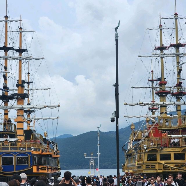 Hakone Lake Ashi: Peace Tori & Insta-Worthy Views 🚢✨