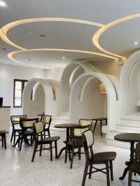Lotus Home & Café คาเฟ่มินิมอลบนเกาะฟูก๊วก