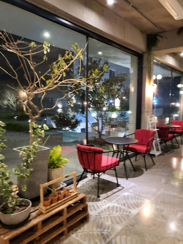 밤의 낭만이 아름다운 경주 대형카페