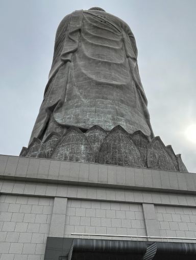 Самая большая в мире бронзовая статуя Будды привлекает множество