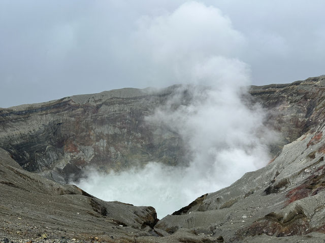 登上阿蘇火山口,直面大地深處的力量與震撼 登上阿蘇火山口,直面大地深處的力量與震撼