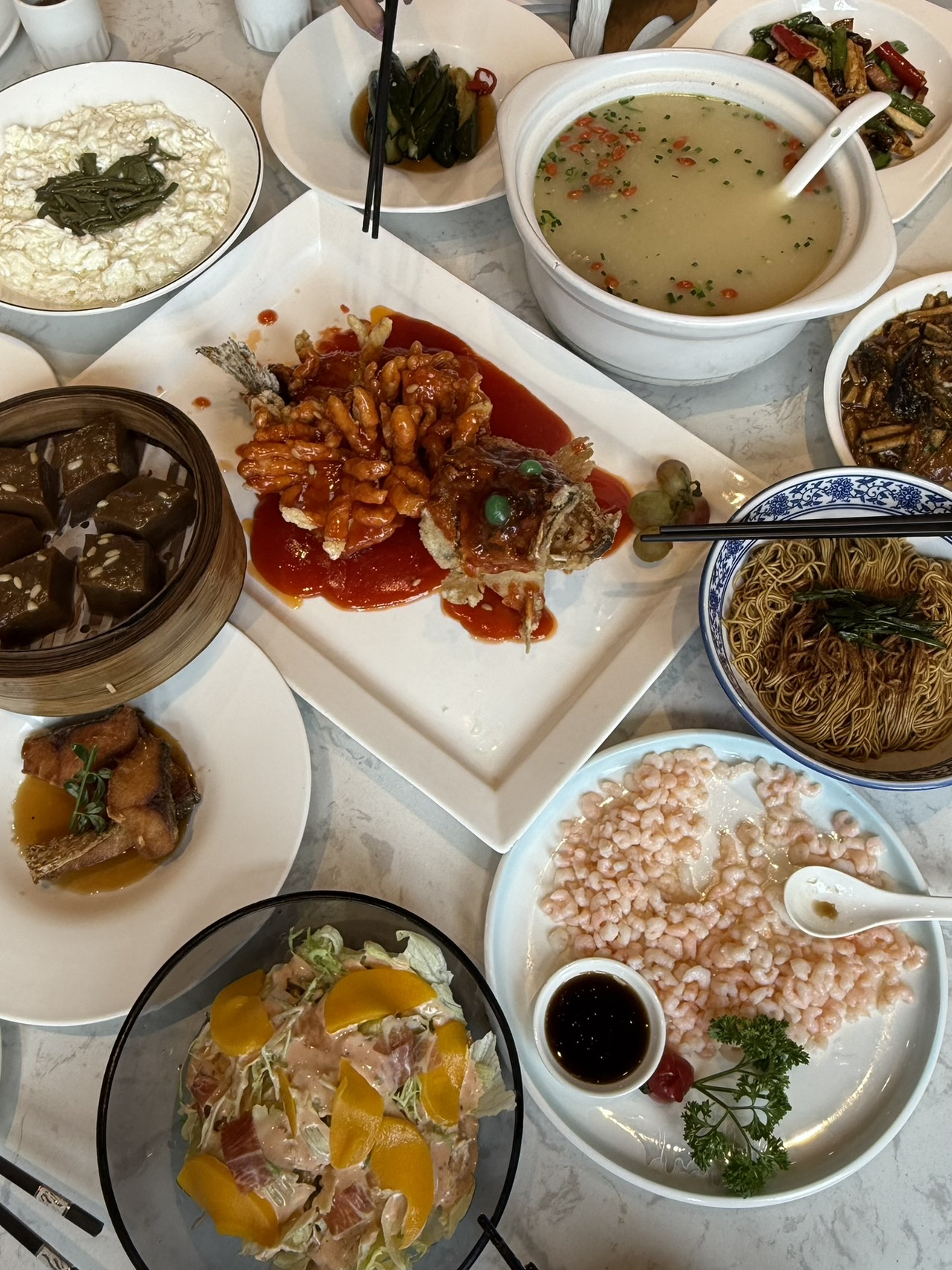 松鶴樓是一家創立於清朝的蘇州本地餐廳，擁有全國多家分店，我們造訪了位於平江歷史文化街區的分店。這家餐廳歷史悠久，據說創立於1757年，擁有超過250年的歷史。

他們提供令人驚艷的江南風味美食，包括糖醋脆魚、龍井茶炒蝦仁和蔥油鰻魚。

所有菜餚都非常適合搭配白飯，絕對不容錯過這家餐廳！