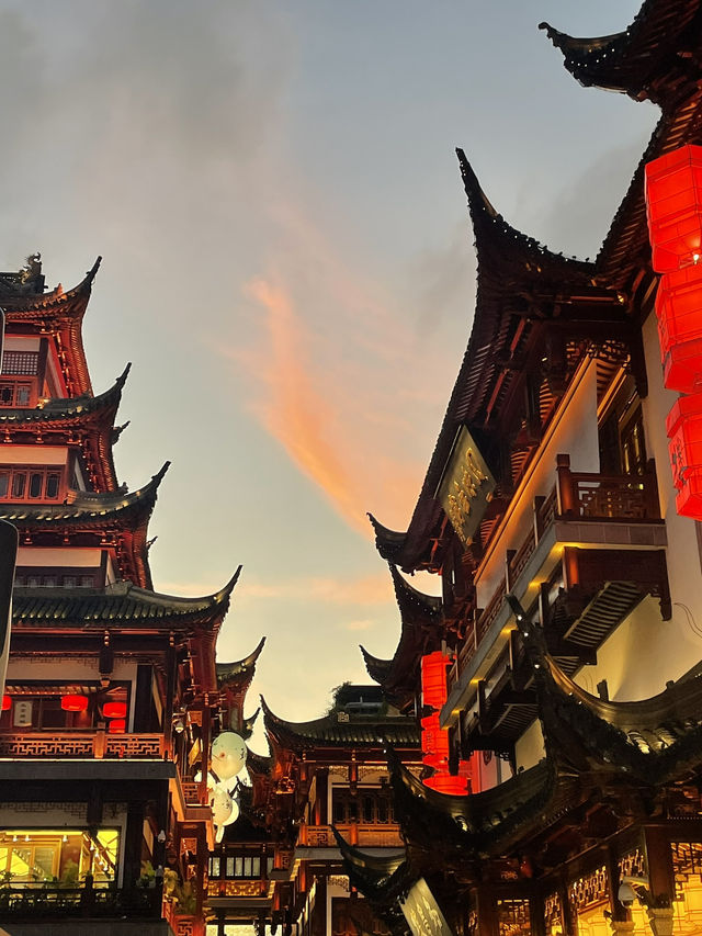 夜晚建築燈海下的人文風景🌃 夜晚建築燈海下的人文風景🌃