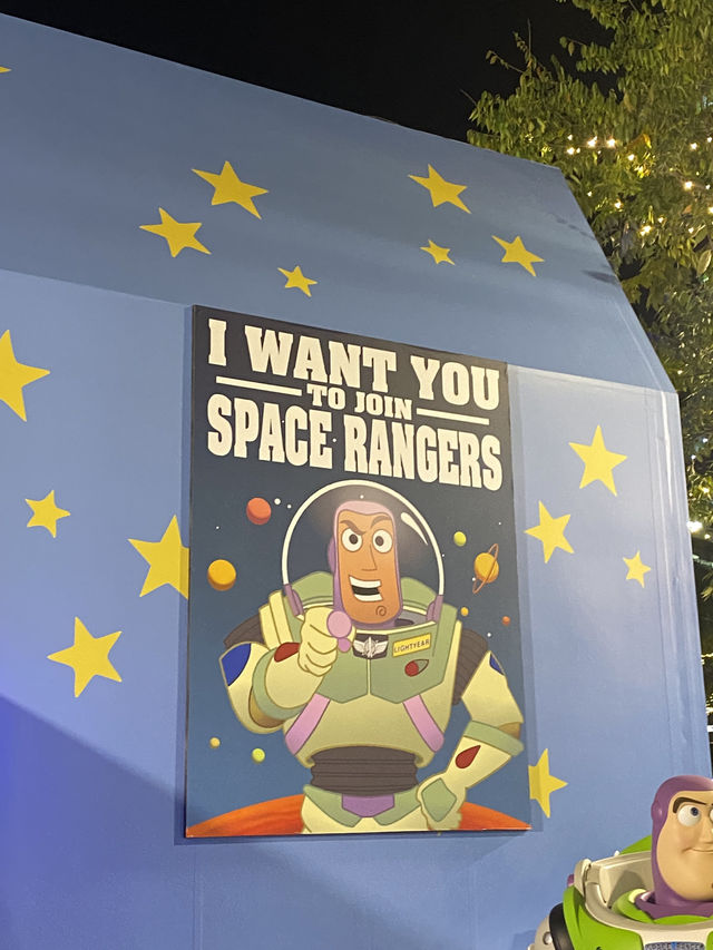 台北|101聖誕樹與街頭藝人的歡樂時光 還有玩具總動員讓你秒拍照打卡 台北|101聖誕樹與街頭藝人的歡樂時光 還有玩具總動員讓你秒拍照打卡