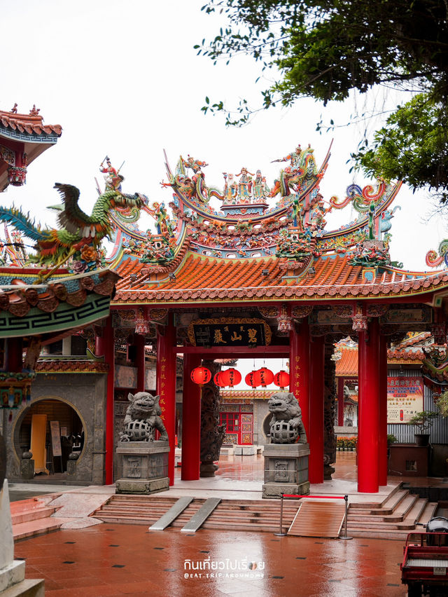 ไหว้พระในวันที่ฝนพรำ บรรยากาศสงบอย่างบอกไม่ถูก ไหว้พระในวันที่ฝนพรำ บรรยากาศสงบอย่างบอกไม่ถูก