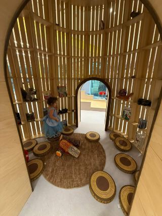 ถ้าคุณกำลังอยู่ในแฮมิลตันและกำลังมองหาสถานที่ท่องเที่ยวที่เหมาะสำหรับครอบครัว คุณไม่ควรพลาดพิพิธภัณฑ์เด็กแฮมิลตันที่เพิ่งได้รับการปรับปรุงใหม่! พิพิธภัณฑ์ขนาดเล็กแห่งนี้เน้นประสบการณ์แบบอินเทอร์แอ็กทีฟ สร้างสนามเด็กเล่นในร่มขนาดใหญ่คล้ายกับ EarlyOn ถึงแม้จะมีขนาดเล็ก แต่ก็สวยงาม เหมาะสำหรับการใช้เวลาครึ่งวันกับลูกๆ ให้พวกเขาได้เดินเล่น เล่น และเพลิดเพลินกับช่วงเวลาคุณภาพกับครอบครัวในราคาที่ไม่แพง

📍สถานที่ท่องเที่ยวแนะนำ: พิพิธภัณฑ์เด็กแฮมิลตัน

ตั้งอยู่บนถนน Main St E มีขนาดเล็กแต่ให้ความรู้สึกอบอุ่น ธีมของพิพิธภัณฑ์คือฟาร์ม มีข้าวโพดและดอกทานตะวัน ดึงดูดเด็กๆ ได้ทันที วิวที่สดใสจากหน้าต่างบานใหญ่ช่วยให้คุณเพลิดเพลินกับแสงแดดขณะเล่น ภายในมีกำแพงน้ำตก มินิมาร์เก็ต พื้นที่ฟาร์ม และพื้นที่เล่นอื่นๆ สำหรับเด็กทุกวัยให้สำรวจได้อย่างอิสระ

🎨 จุดเด่นด้านการออกแบบพื้นที่

จุดเด่นที่สุดของพิพิธภัณฑ์แห่งนี้คือการจัดวางพื้นที่เป็นโซนต่างๆ อย่างลงตัว โซนฟาร์มมีของเล่นข้าวโพดที่เหมือนจริงและรูปปั้นสัตว์น่ารัก ช่วยให้เด็กๆ เล่นได้อย่างอิสระและจำลองชีวิตในฟาร์มได้ โซนมินิมาร์เก็ตมีของเล่นผักและผลไม้หลากหลายชนิด พร้อมรถเข็น ช่วยให้เด็กๆ ได้เป็นพ่อค้าแม่ค้าตัวน้อยในวันนั้น และกำแพงน้ำตกก็เต็มไปด้วยตุ๊กตาสัตว์ป่า แสดงให้เห็นถึงความใส่ใจในรายละเอียด

💡 ประสบการณ์การใช้งาน/เคล็ดลับเชิงปฏิบัติ

แม้ว่าสถานที่แห่งนี้จะเรียกว่า "พิพิธภัณฑ์" แต่องค์ประกอบด้านการศึกษาค่อนข้างอ่อนกว่าพิพิธภัณฑ์แบบดั้งเดิม สำหรับผู้ปกครองที่ต้องการให้ลูกๆ เรียนรู้เพิ่มเติม มีคำอธิบายเพียงเล็กน้อย ส่วนใหญ่เป็นประสบการณ์ที่เน้นการเล่นเป็นหลัก พื้นที่ฟาร์มจะดียิ่งขึ้นหากมีโปสเตอร์เกี่ยวกับวงจรการเจริญเติบโตของพืช หรือพื้นที่ตลาดจะแนะนำความรู้พื้นฐานเกี่ยวกับสกุลเงินและข้อมูลเกี่ยวกับผักและผลไม้ พื้นที่สัตว์ควรมีข้อมูลเพิ่มเติมเกี่ยวกับการติดตามและระบุชนิด รวมถึงพฤติกรรมของสัตว์ เพื่อทำให้การมีปฏิสัมพันธ์ระหว่างผู้ปกครองและเด็กมีความหมายมากขึ้น

🎫ข้อมูลบัตรเข้าชม

หากวันเปิดทำการไม่เปิดให้เข้าชมฟรี ราคาบัตรเข้าชมปกติคือ:

－เด็ก: 9.25 ดอลลาร์

－ผู้ใหญ่: 6.25 ดอลลาร์ *ผู้อยู่อาศัยในเมืองแฮมิลตันที่มีบัตรห้องสมุดสามารถเข้าชมได้ฟรี ช่วยลดภาระให้กับครอบครัวได้อย่างมาก! (ขอแนะนำให้ผู้ปกครองสมัครล่วงหน้า)

🕒เวลาเปิดทำการและที่อยู่

- ที่อยู่: 1072 Main St E, Hamilton, ON L8M 1N6 Canada

- เวลาเปิดทำการ: เปิดตลอดทั้งปี วันอังคารถึงวันเสาร์ 09:30–15:30 น.

🍪คำแนะนำเรื่องอาหาร

มีร้านกาแฟและร้านอาหารแบบสบายๆ มากมายอยู่ใกล้ๆ เช่น ร้านกาแฟท้องถิ่นบนถนน Main St E เหมาะสำหรับการพักผ่อนหลังจากการเล่น ขอแนะนำให้พกขนมขบเคี้ยวมาด้วยเพื่อเติมพลังงานภายในสถานที่

💬เคล็ดลับสถานที่

- แม้ว่าสถานที่จะไม่ใหญ่มาก แต่ก็ไม่แออัด เหมาะสำหรับเด็กเล็กที่จะเล่นได้อย่างสบายๆ

- แนะนำให้พาเด็กๆ ที่มีบัตรห้องสมุดมาด้วยเพื่อเข้าชม เพราะประหยัดและสะดวกกว่า

- สถานที่แห่งนี้เน้นการเล่นแบบมีส่วนร่วม จึงเหมาะสำหรับครอบครัว ผู้ปกครองสามารถเข้าร่วมเล่นเกมได้ ไม่ใช่แค่เล่นตาม แต่มีส่วนร่วมอย่างแข็งขัน

- ก่อนกลับ ลองพักผ่อนริมหน้าต่างบานใหญ่และเพลิดเพลินกับวิวอย่างเงียบๆ – เป็นช่วงเวลาที่สมบูรณ์แบบสำหรับการผ่อนคลาย

การมาเที่ยวครึ่งวันกับเด็กๆ ที่นี่เป็นตัวเลือกที่ดีเยี่ยม มอบประสบการณ์ผ่อนคลายในราคาประหยัด ไม่ว่าฝนจะตกหรือแดดจะออก หากคุณต้องการให้ลูกเรียนรู้ไปพร้อมกับการเล่น ลองพิจารณาการสอดแทรกบทเรียนเล็กๆ น้อยๆ เข้าไปในเกม อธิบายไปพร้อมๆ กับการเล่น สร้างช่วงเวลาครอบครัวที่ไม่เหมือนใคร!

#HamiltonFamilyTrip #IndoorMuseum #HamiltonChildrensMuseum #LowCostFamilyActivities