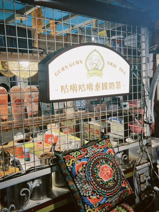 咕嚕咕嚕泰國奶茶的攤位招牌與攤車