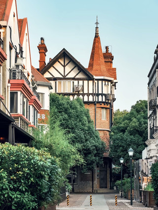 No Need to Fly to the UK! Teleport to a European Fairytale Village at "Thames Town" in Shanghai.