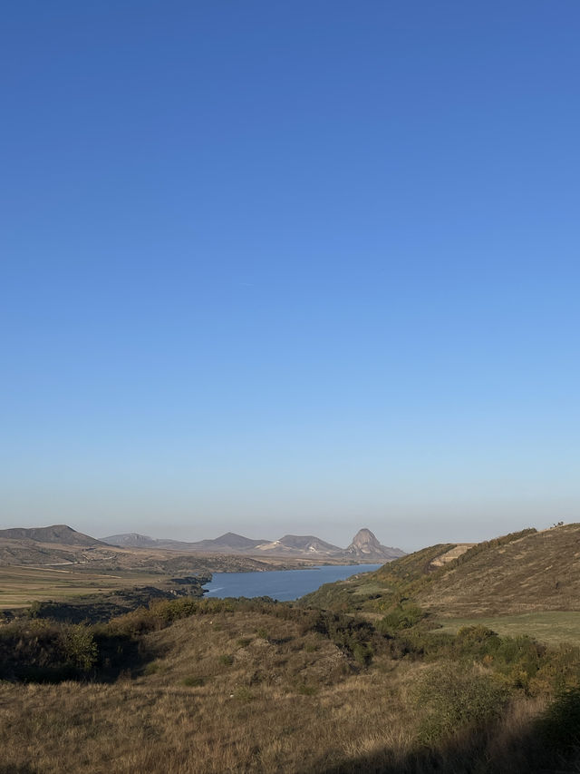 Is Armenian Hospitality Real? A Hitchhiking Story from Lake Sevan to Tbilisi 🇬🇪