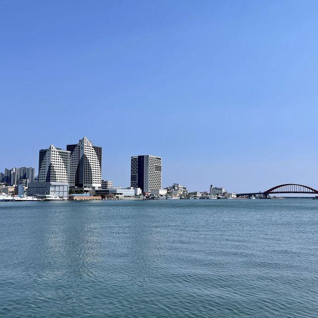 청초호 한가운데에 떠있는 정자
