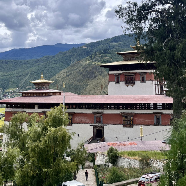 🏯 Explore the Majestic Rinpung Dzong! 🌄✨