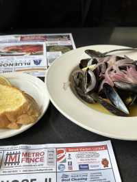 Halifax Downtown에 있는 랜드마크 seafood restaurant~Bluenose!!