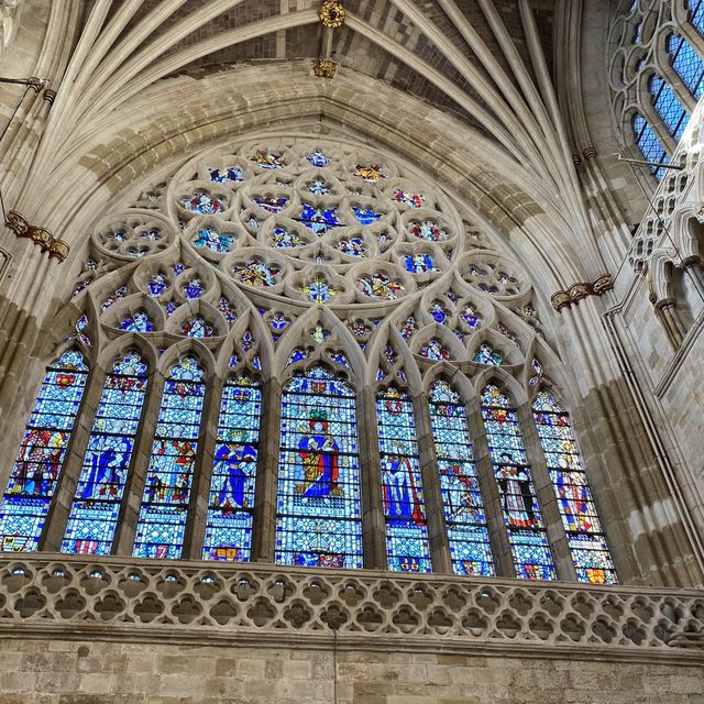 Day tour at Exeter. The Cathedral is stunning ✨