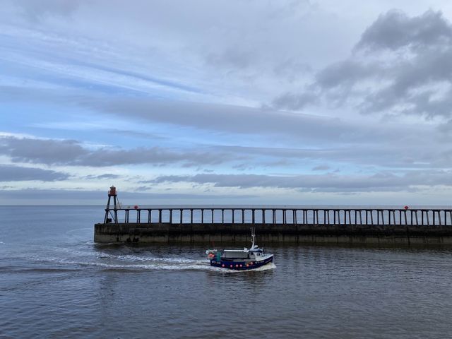 🏰 Whitby Harbour East Lighthouse 🌊