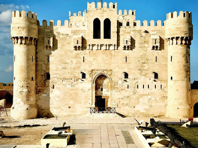 🏰 Qaitbay Citadel: The Guardian of Alexandria’s Shores! 🌊