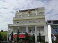 “Riverside Retreat: Roomy, Convenient & Charming”