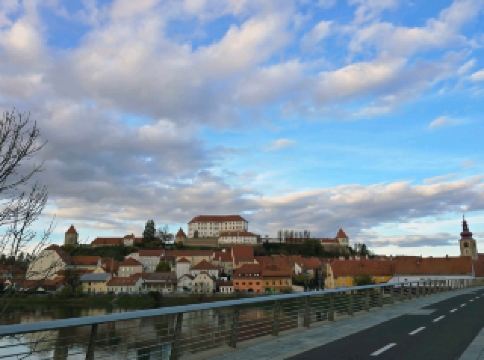 秋の囁きが響くプトゥイ