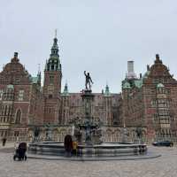 湖に浮かぶような宮殿、フレデリクスボー城