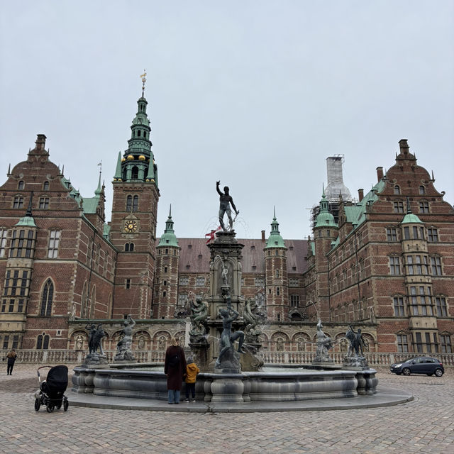 湖に浮かぶような宮殿、フレデリクスボー城 湖に浮かぶような宮殿、フレデリクスボー城