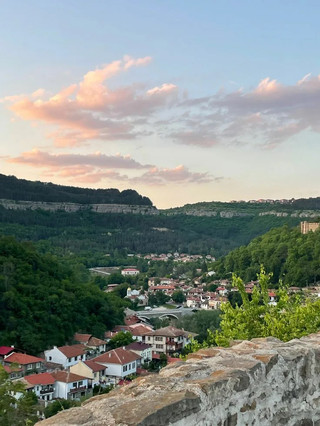 Veliko Tarnovo — The Bulgarian Fortress City Where Tsars Ruled From the Cliffs and History Hangs 