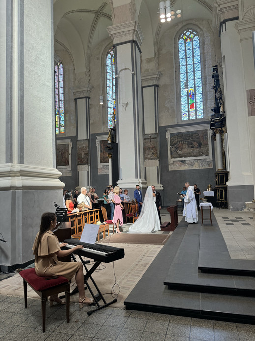 琴の音が響き渡り、中世のステンドグラスから差し込む陽光が、神聖な