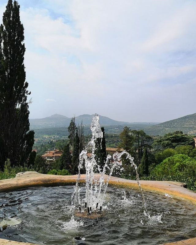 Uncover the Timeless Beauty of Villa d'Este's Fountain Garden: A Hidden Gem of Tivoli, Rome 🌿💦