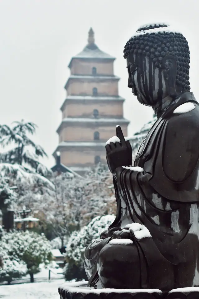 Xi'an_ Snowflakes fluttering Dayan Tower