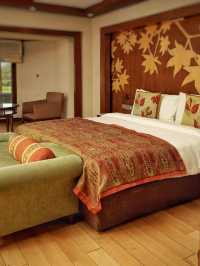 🏰✨ Srinagar's Splendid Stay: LaLit Grand Palace Review 🌄