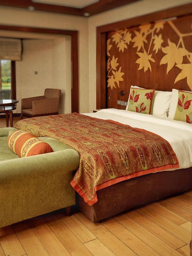 🏰✨ Srinagar's Splendid Stay: LaLit Grand Palace Review 🌄