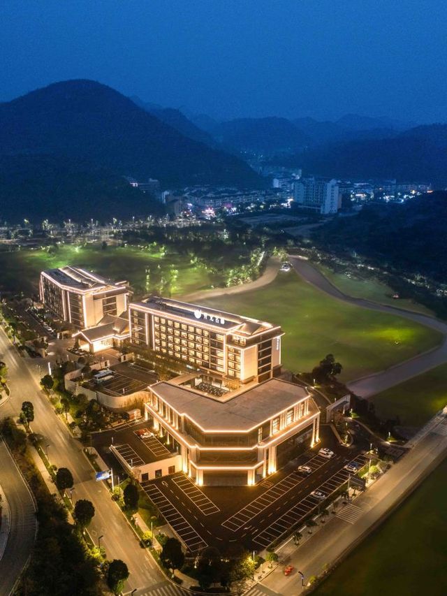 🌟 Guizhou Getaway: Huangguoshu's Hidden Gem Hotel 🏞️