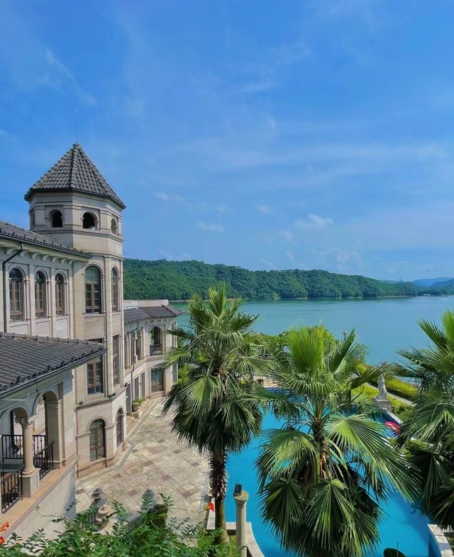 露天泳池!270度湖景嗑住這家城堡酒店了