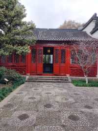 青浦大觀園係一座大型仿古園林建築，位於青商公路701號，坐落於淀山湖兩側，距離上海市中心六十五公里。