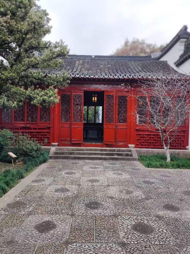 青浦大觀園係一座大型仿古園林建築，位於青商公路701號，坐落於淀山湖兩側，距離上海市中心六十五公里。