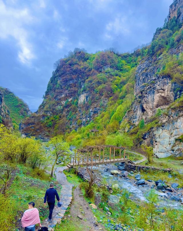 陡峭山壁中的察汗河。