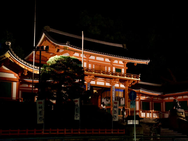 ⛩️京都八坂神社：夜色中流光溢彩的靈性之地