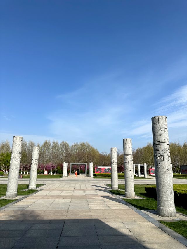 月湖畔，邂逅詩意畫卷，漫步商丘的「城市之眼」。